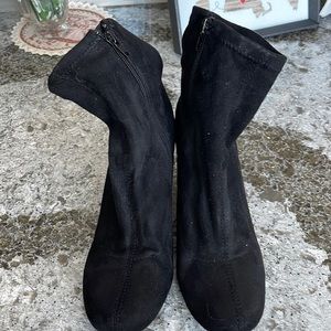 Womens size 7.5 black suede ankle boots.